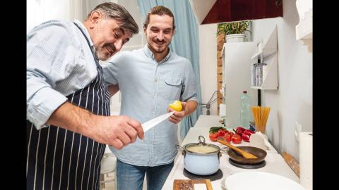 KOKEN MET MANNEN © Freepik