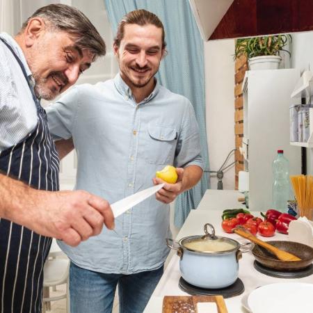 KOKEN MET MANNEN © Freepik